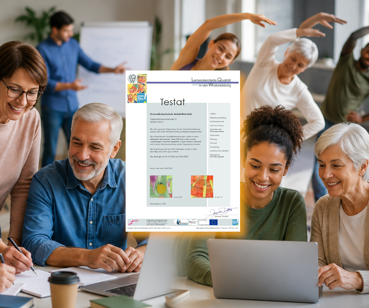 Mehrere Erwachsene unterschiedlichen Alters arbeiten gemeinsam an einem Laptop und tauschen sich in einem modernen Bildungsraum aus. Das Bild steht für qualitätsgesicherte Erwachsenenbildung, Zusammenarbeit und lebenslanges Lernen.